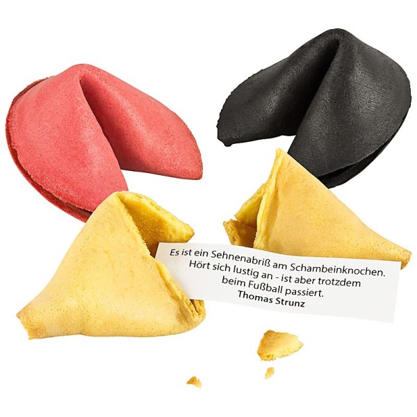 Einzelne Glückskekse in den Farben Schwarz, Rot und Gold.